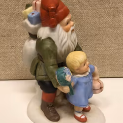 FIGURIN, porslin, "Tomte med barn", Jenny Nyström.
