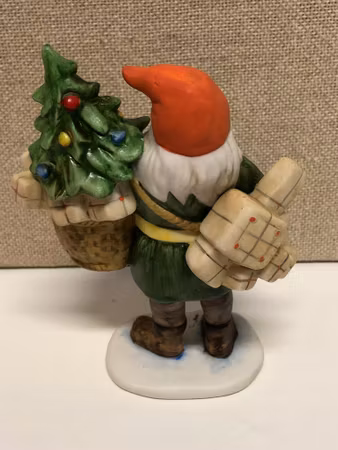 FIGURIN, porslin, "Tomte med paket", i originalkartong, Jenny Nyström.