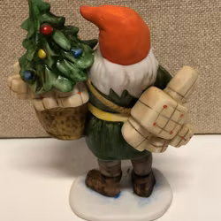 FIGURIN, porslin, "Tomte med paket", i originalkartong, Jenny Nyström.