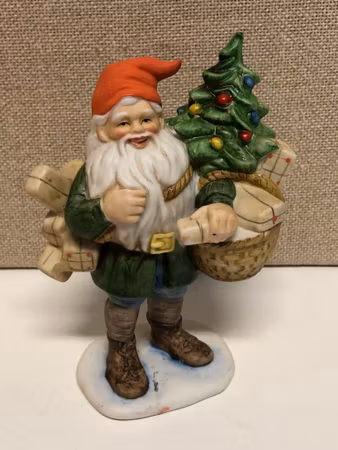 FIGURIN, porslin, "Tomte med paket", i originalkartong, Jenny Nyström.