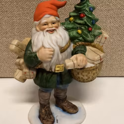FIGURIN, porslin, "Tomte med paket", i originalkartong, Jenny Nyström.