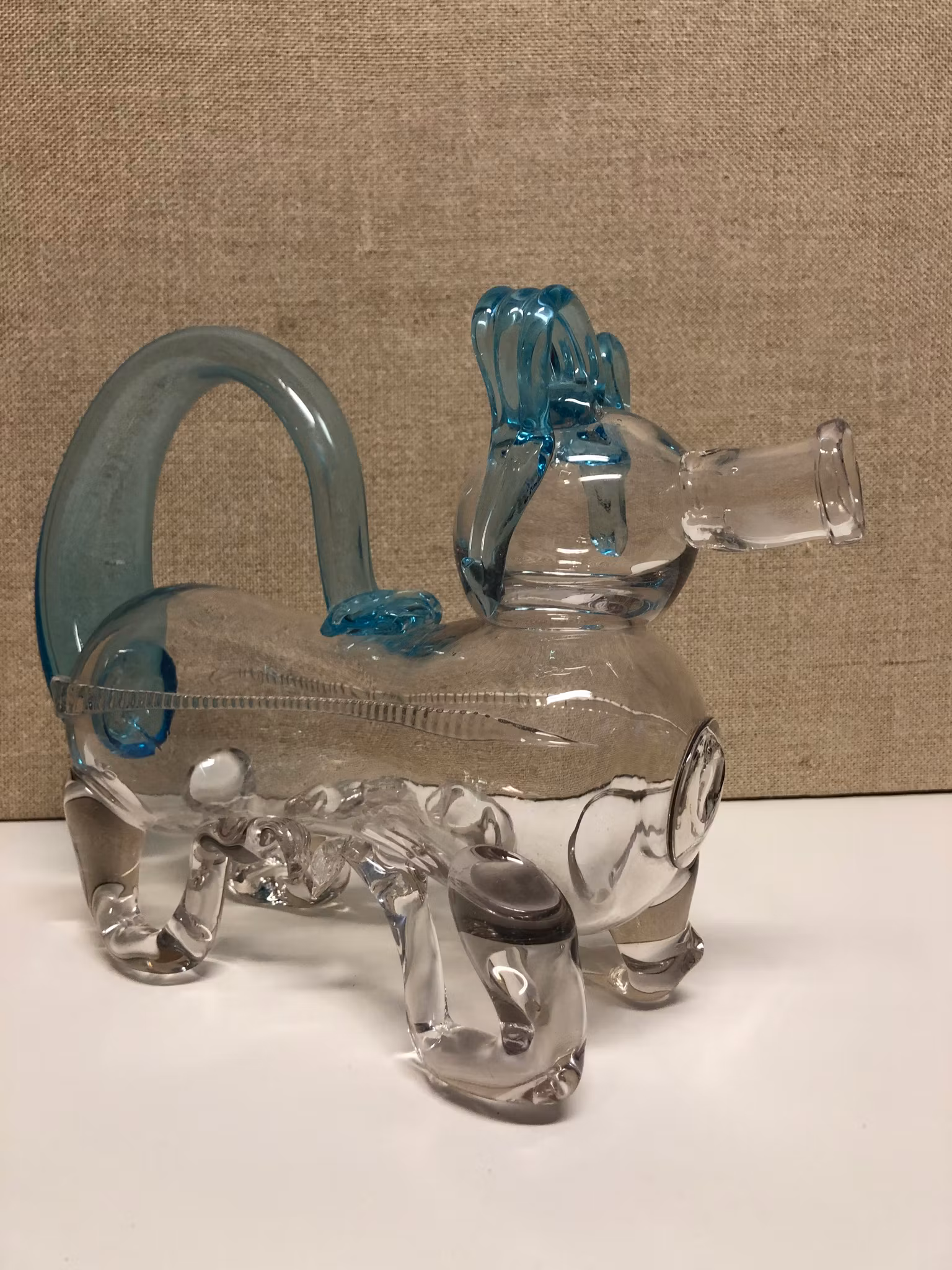 FYLLEHUND, glas, 1900-talets andra hälft.