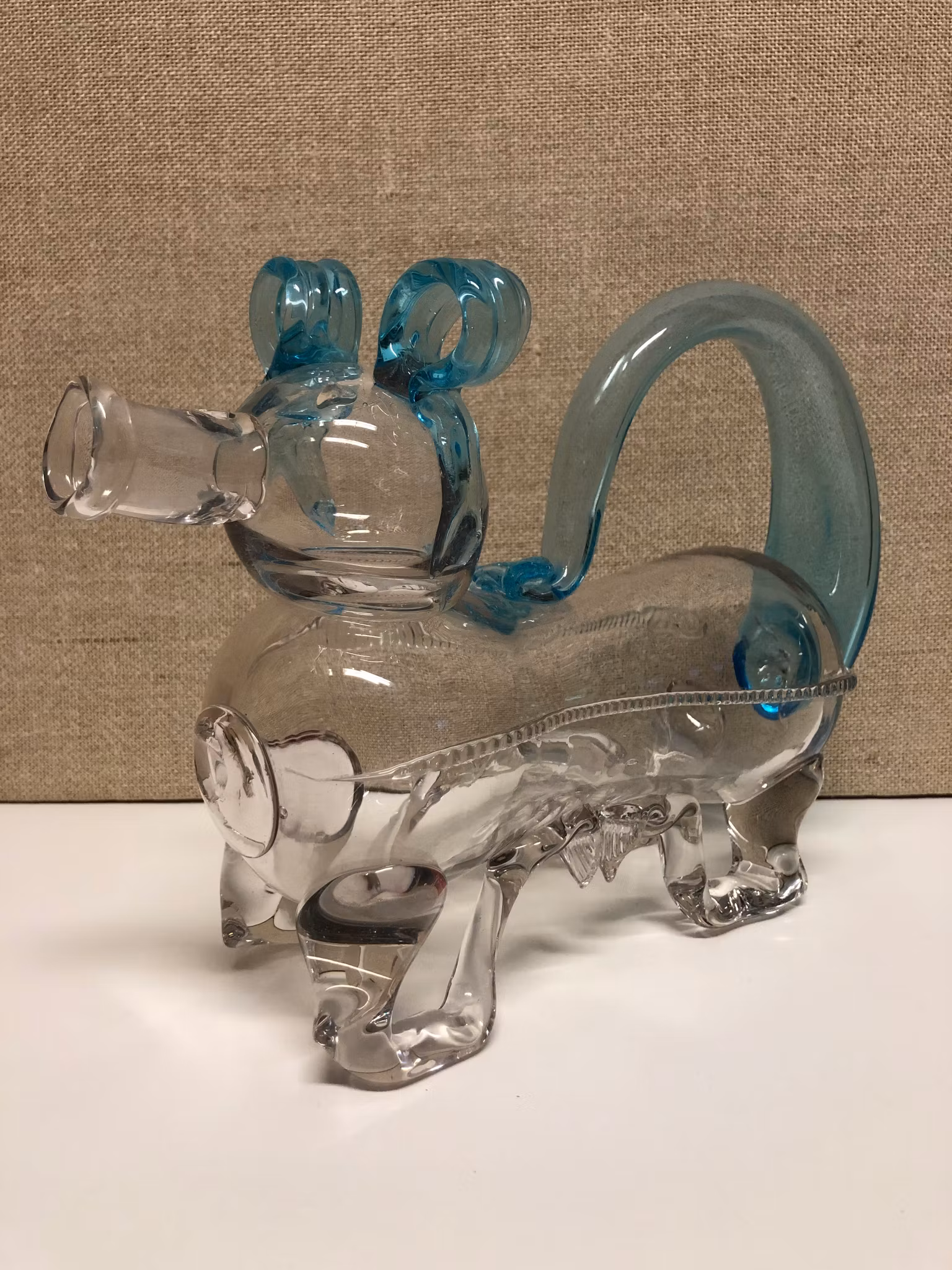 FYLLEHUND, glas, 1900-talets andra hälft.