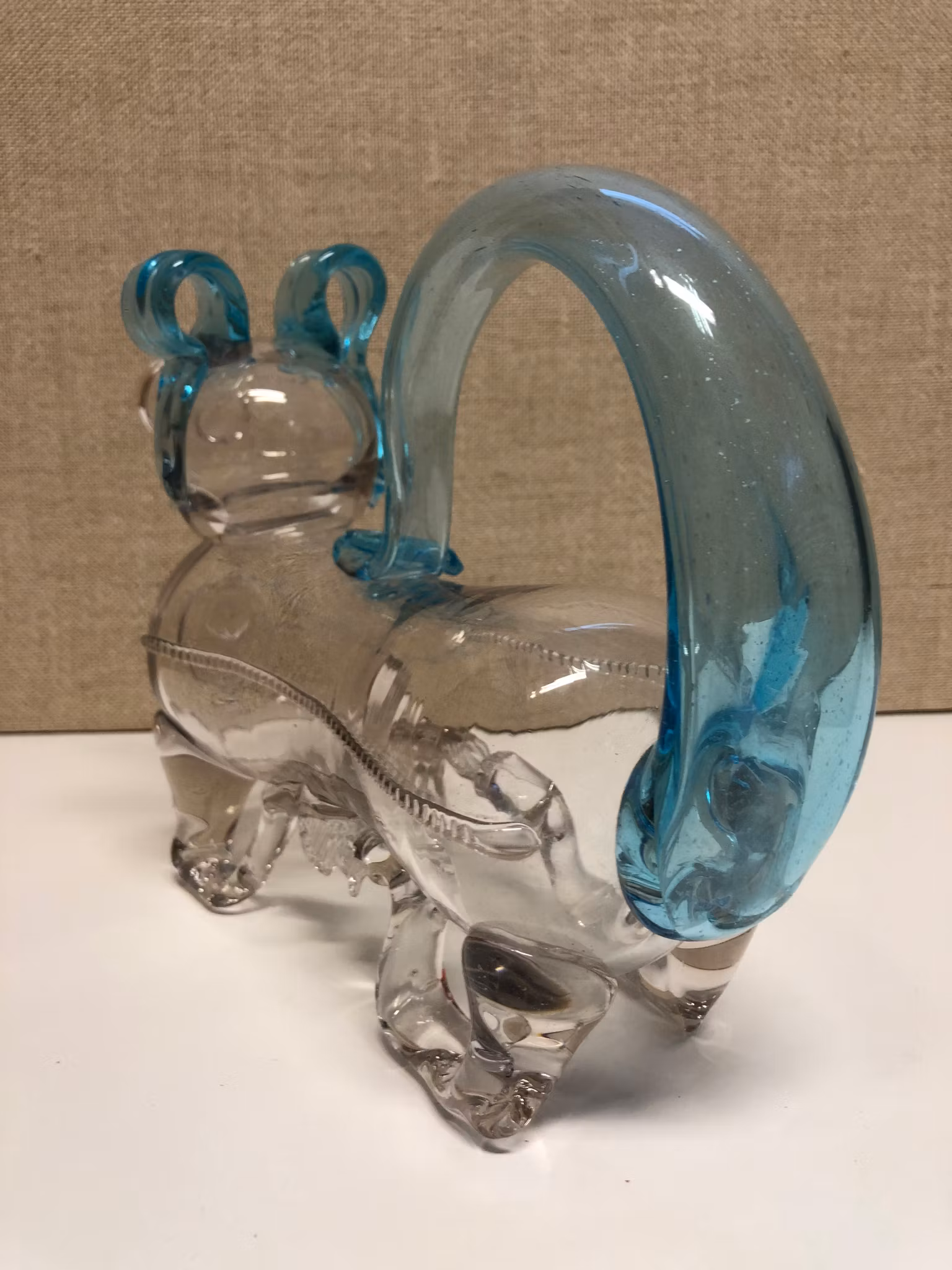 FYLLEHUND, glas, 1900-talets andra hälft.