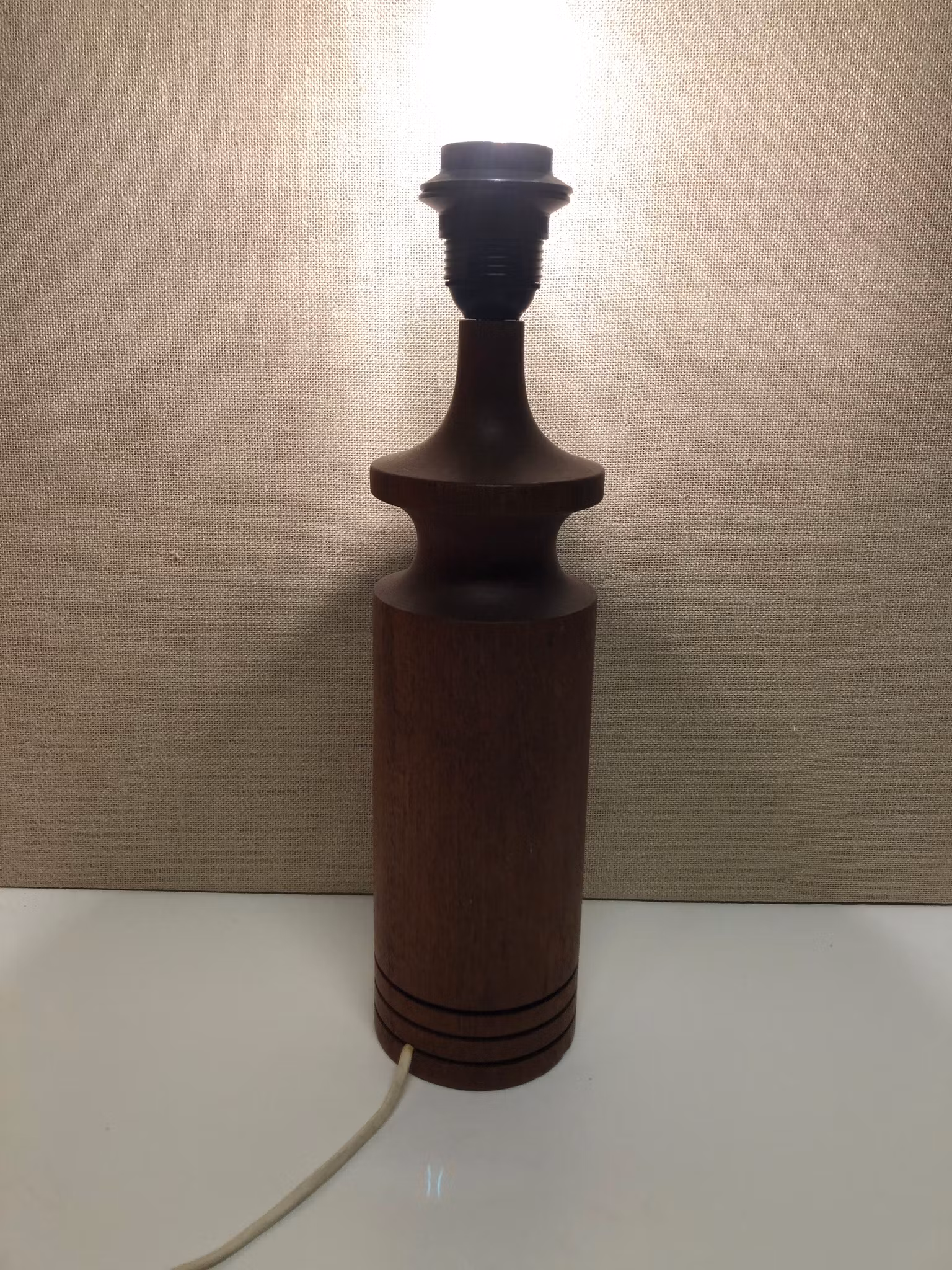 BORDSLAMPA, teak, 1950760-tal.