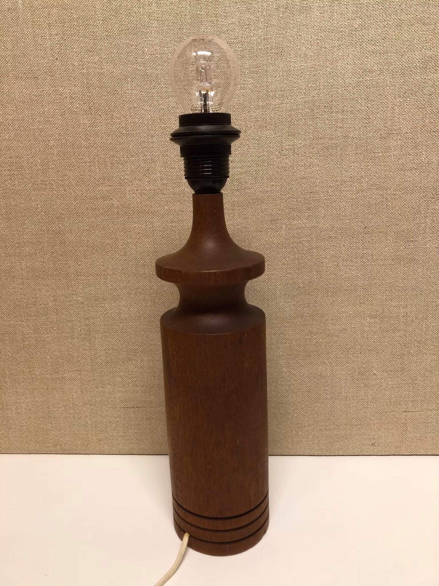 BORDSLAMPA, teak, 1950760-tal.