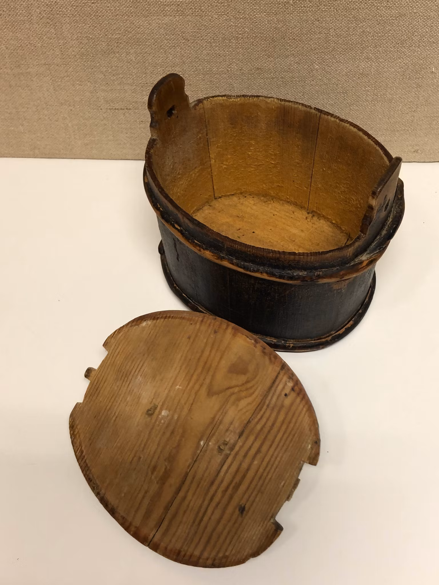 LAGGKÄRL, bemålad, daterad 1879.