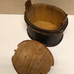 LAGGKÄRL, bemålad, daterad 1879.