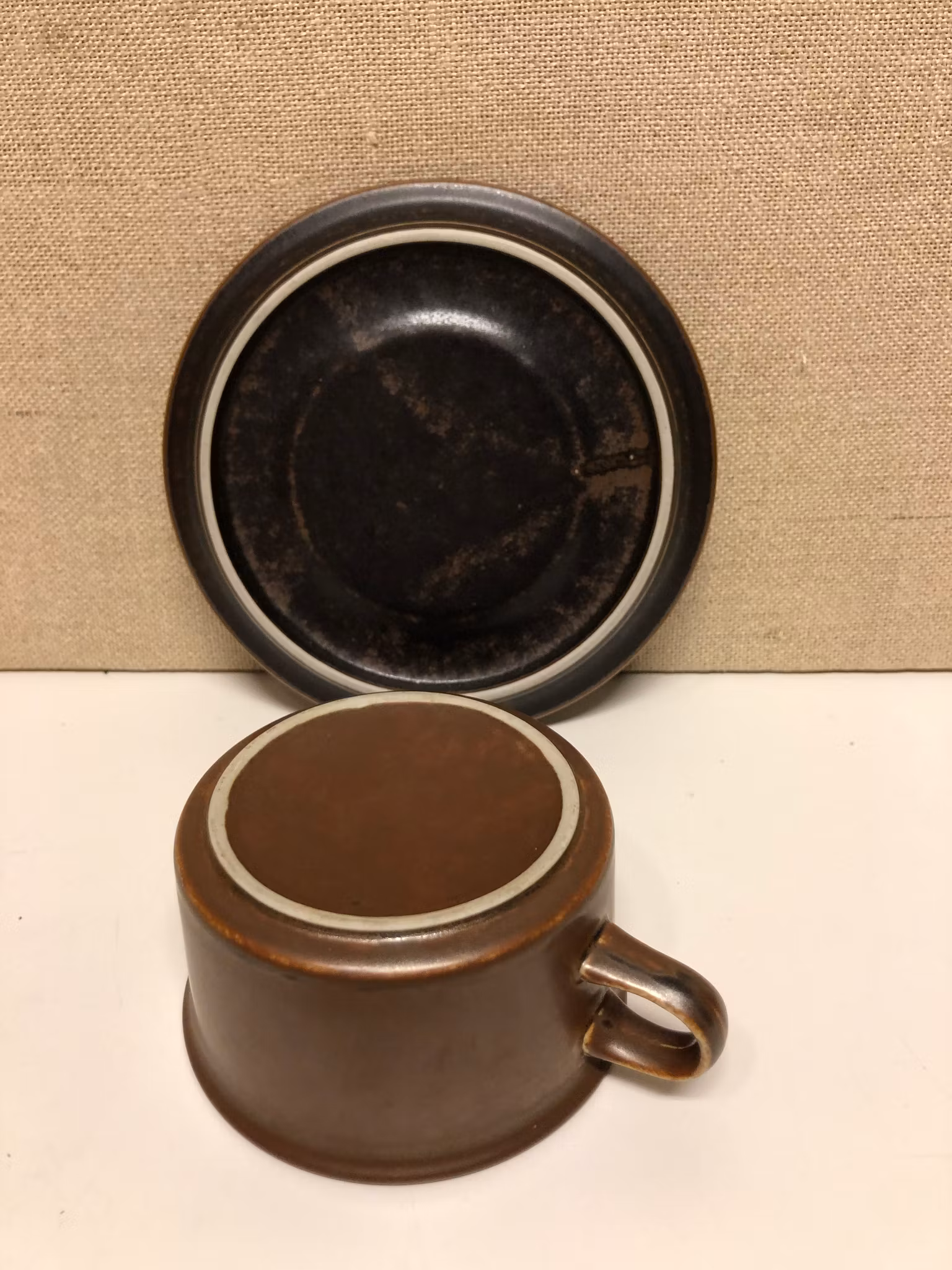 TEKOPP MED FAT, stengods "Ruska" Ulla Procopé, Arabia.