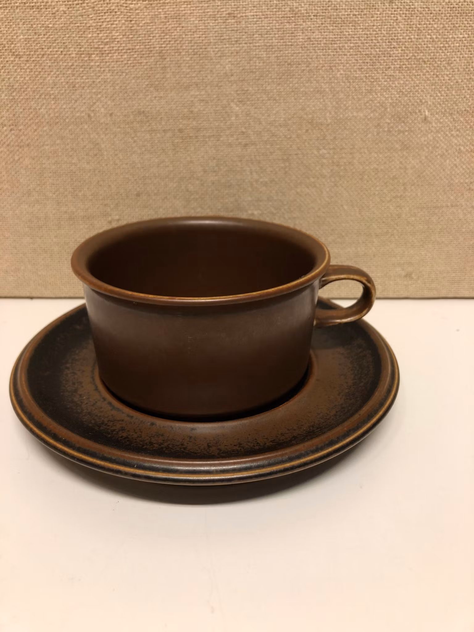 TEKOPP MED FAT, stengods "Ruska" Ulla Procopé, Arabia.