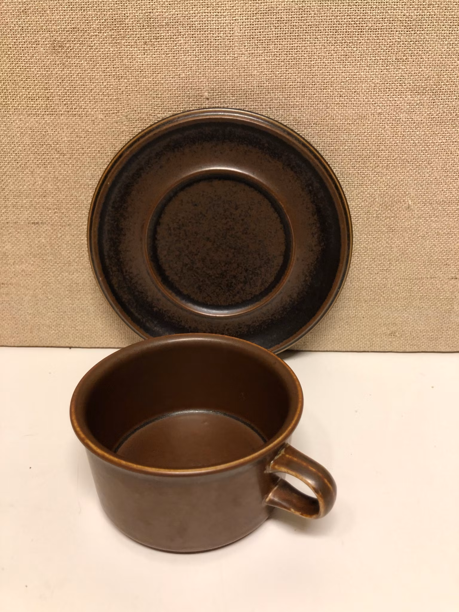 TEKOPP MED FAT, stengods "Ruska" Ulla Procopé, Arabia.