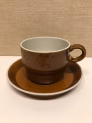 STIG LINDBERG. Tekopp med fat, keramik, "Coq", Gustavsberg.