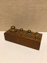 VIKTSATS, mässing, 200-1 gram, 1900-tal.