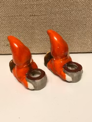 LJUSSTAKAR, ett par, porslin, Tomtenissar, 1900-första hälft.