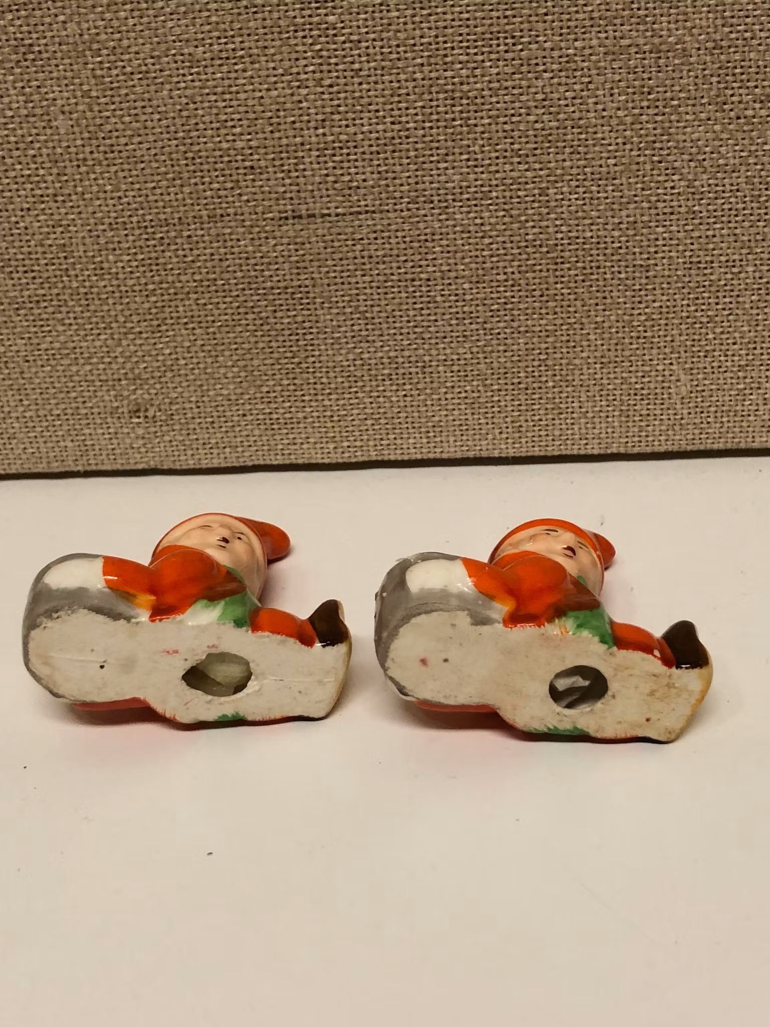 LJUSSTAKAR, ett par, porslin, Tomtenissar, 1900-första hälft.