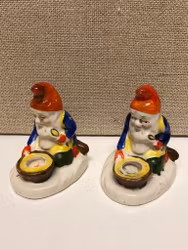 LJUSSTAKAR, ett par, porslin, Jultomtar, 1900-första hälft.