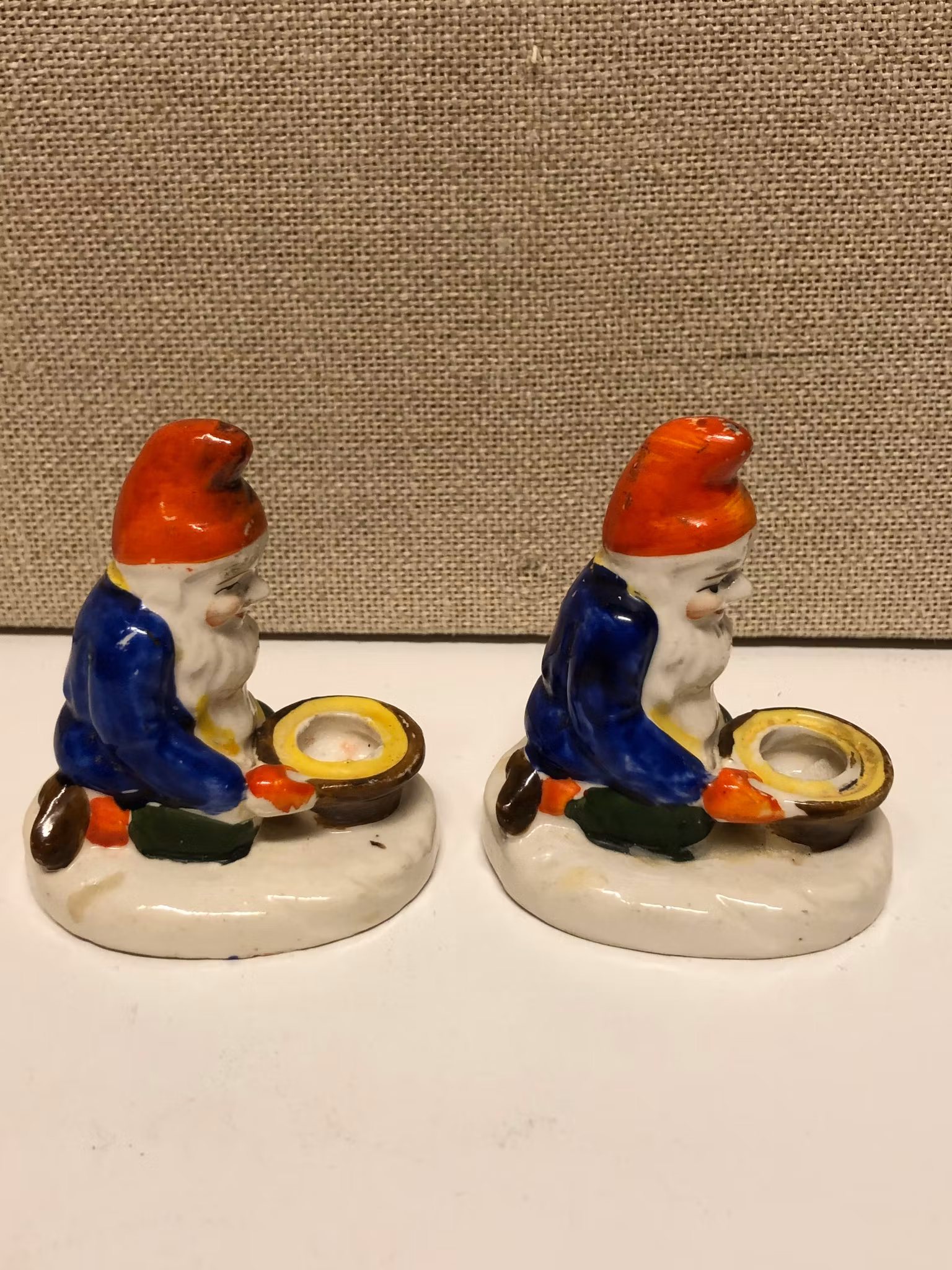 LJUSSTAKAR, ett par, porslin, Jultomtar, 1900-första hälft.