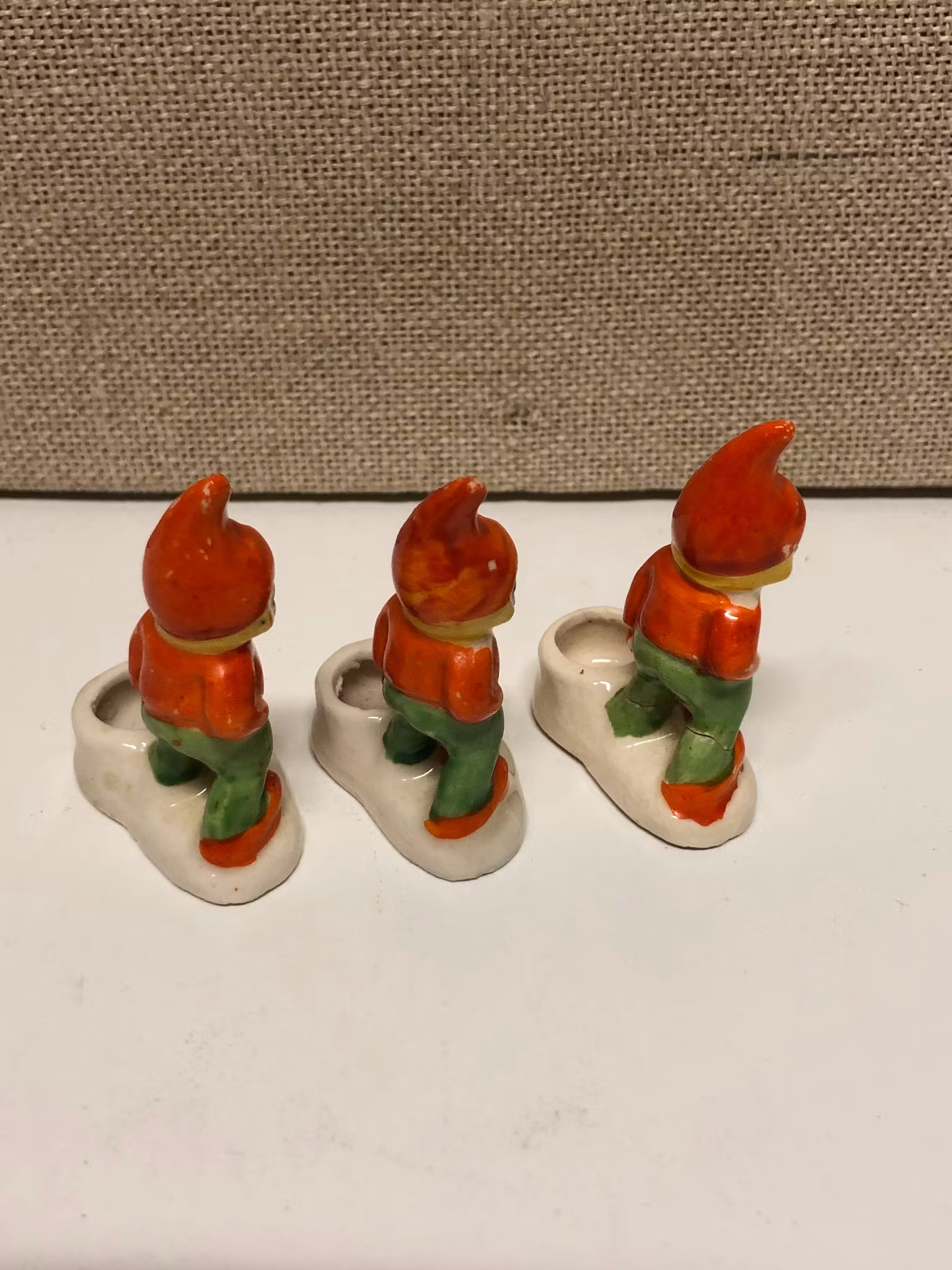 LJUSSTAKAR 3 st. porslin, Jultomtar, 1900-första hälft.