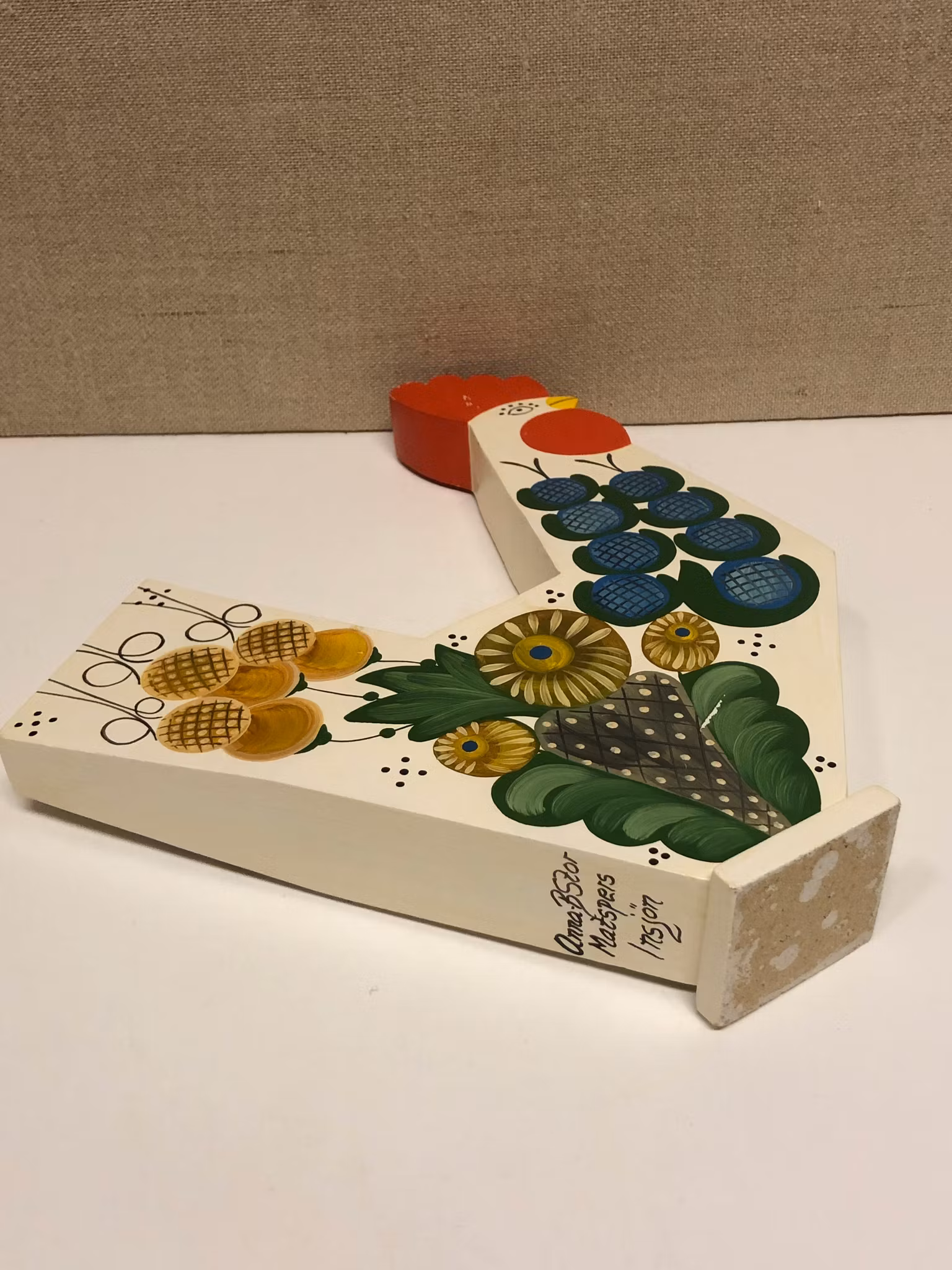 ANNA-B STOR MATSPERS. Ljusstake, trä,"Dalatupp", Insjön.