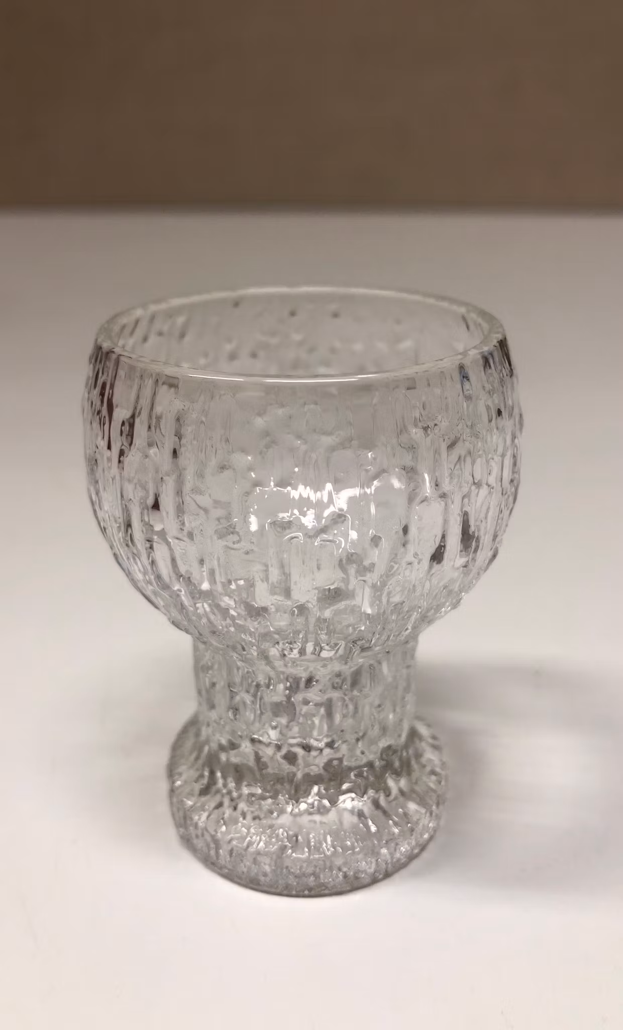 TIMO SARPANEVA. Snapsglas, " Kekkerit", Iittala.