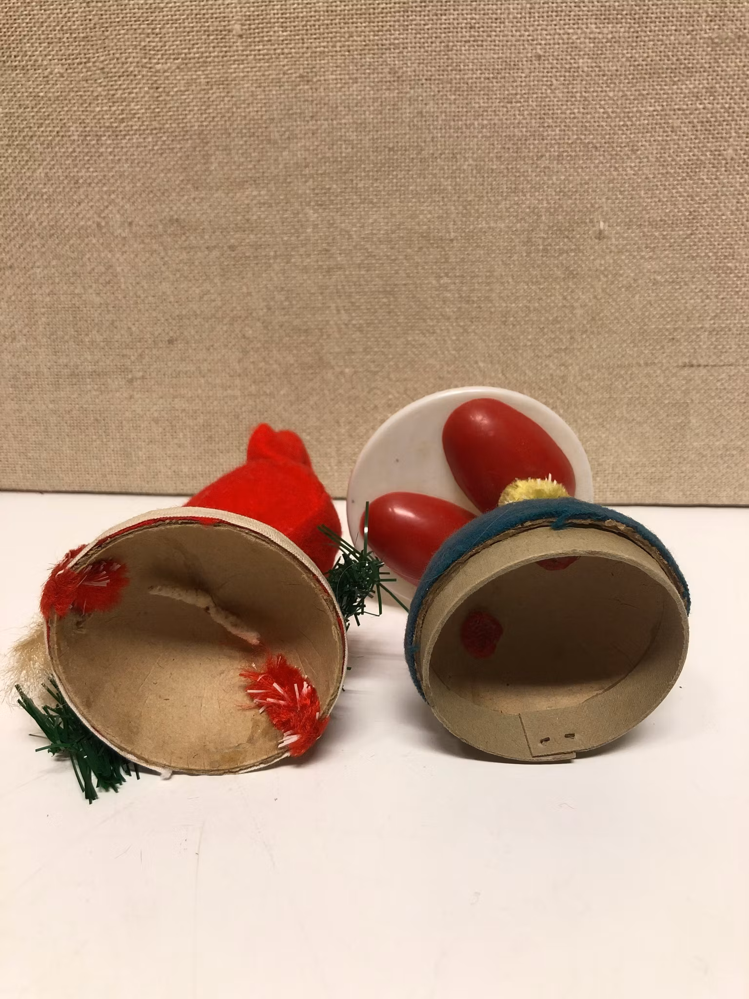 TOMTE med gömma, papermaché/plast, 1900-första hälft.