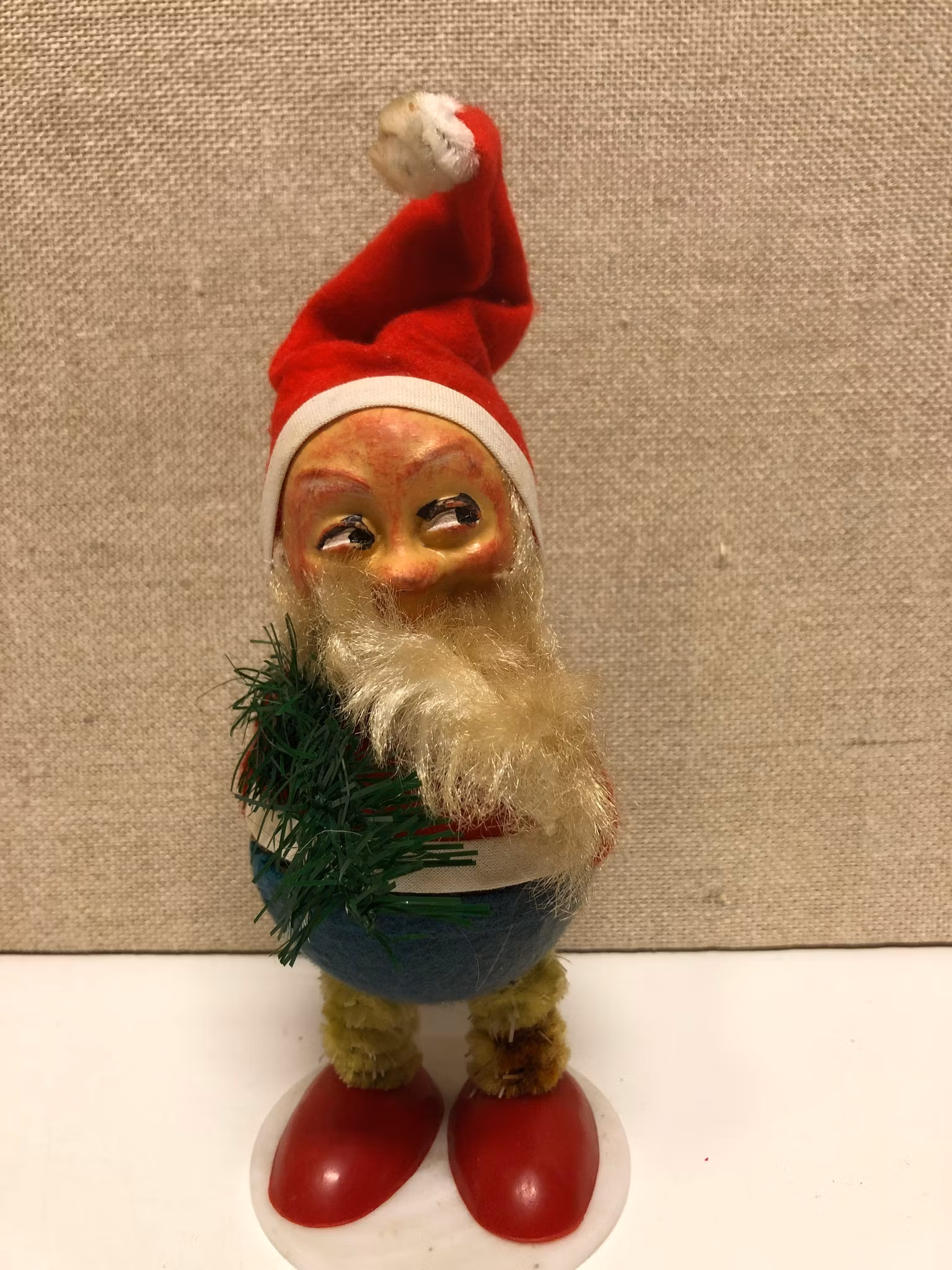 TOMTE med gömma, papermaché/plast, 1900-första hälft.