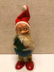 TOMTE med gömma, papermaché/plast, 1900-första hälft.