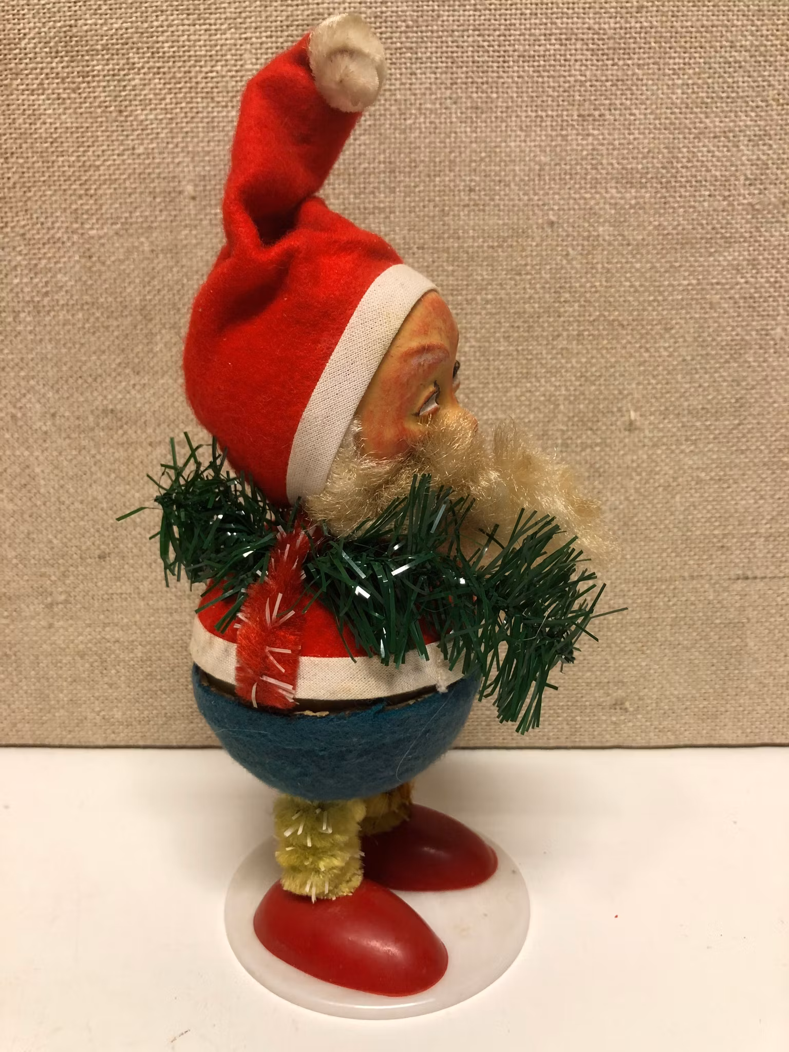 TOMTE med gömma, papermaché/plast, 1900-första hälft.