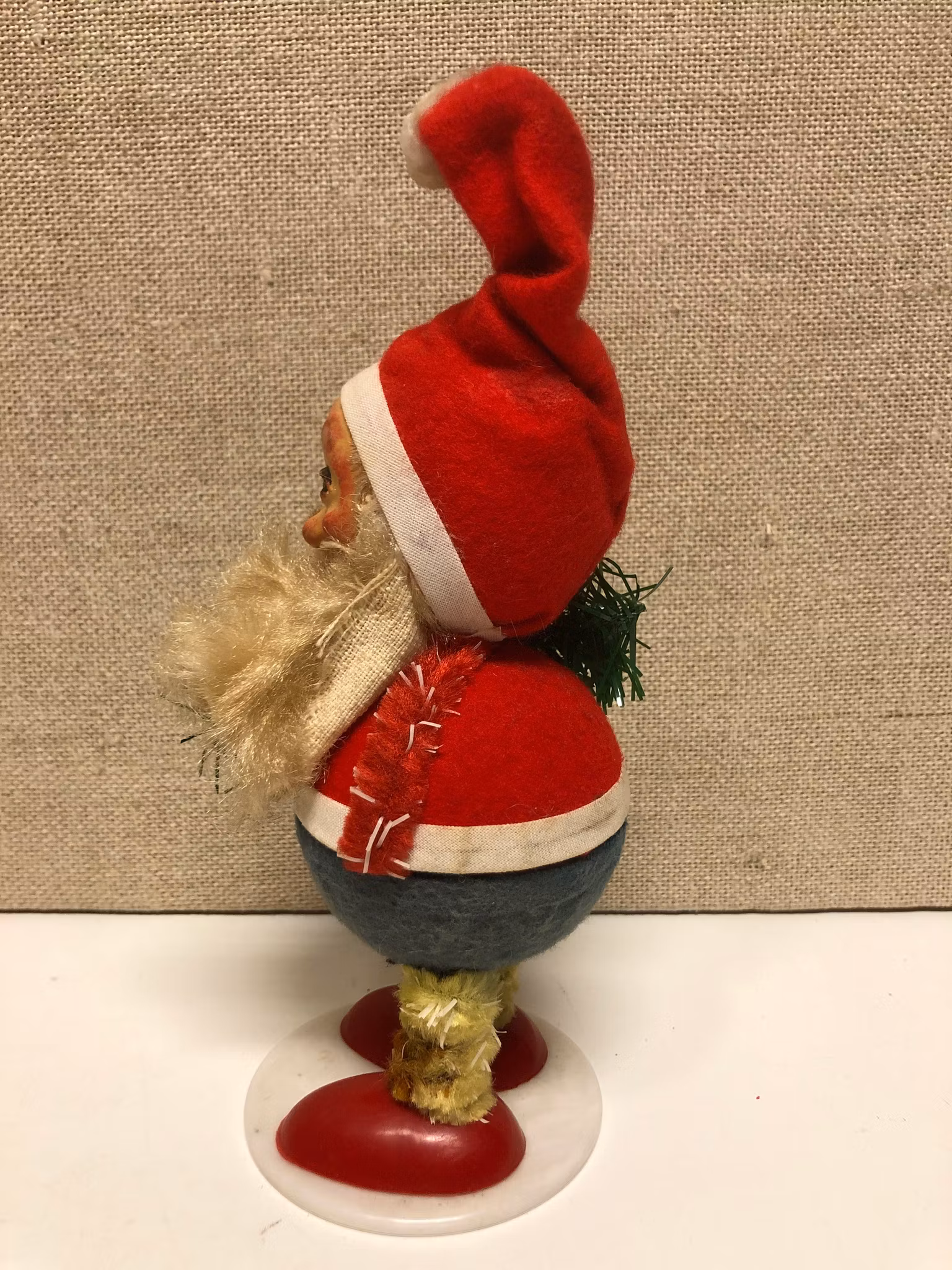 TOMTE med gömma, papermaché/plast, 1900-första hälft.