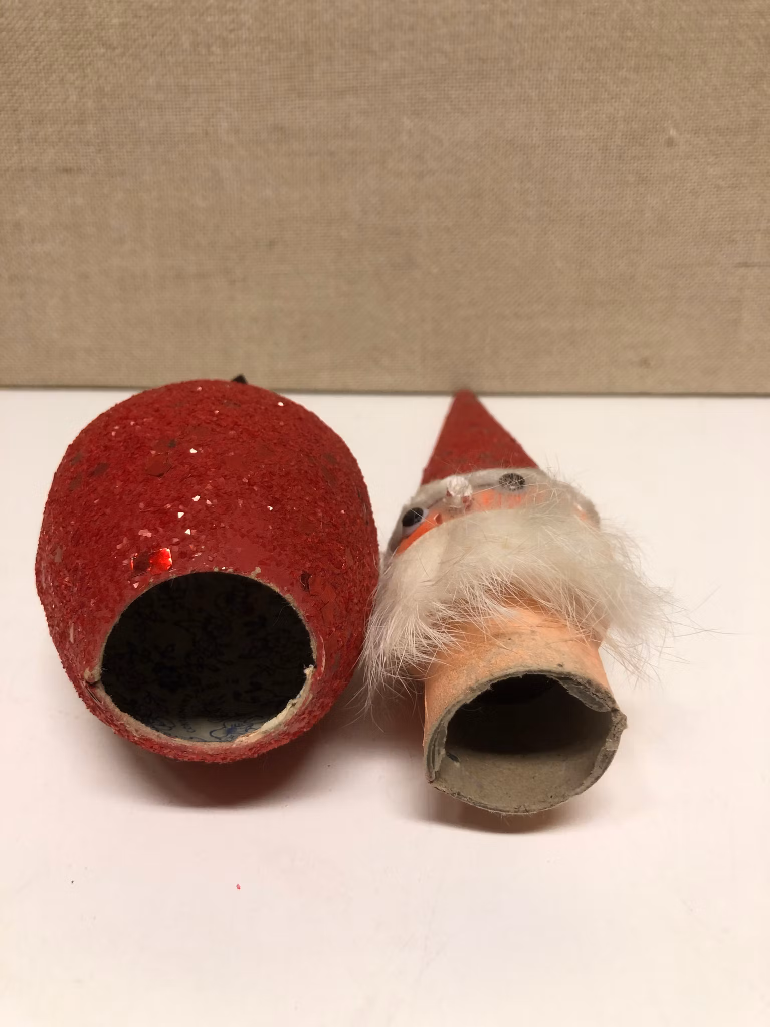 TOMTAR 2 st. papermaché, 1900-tal.