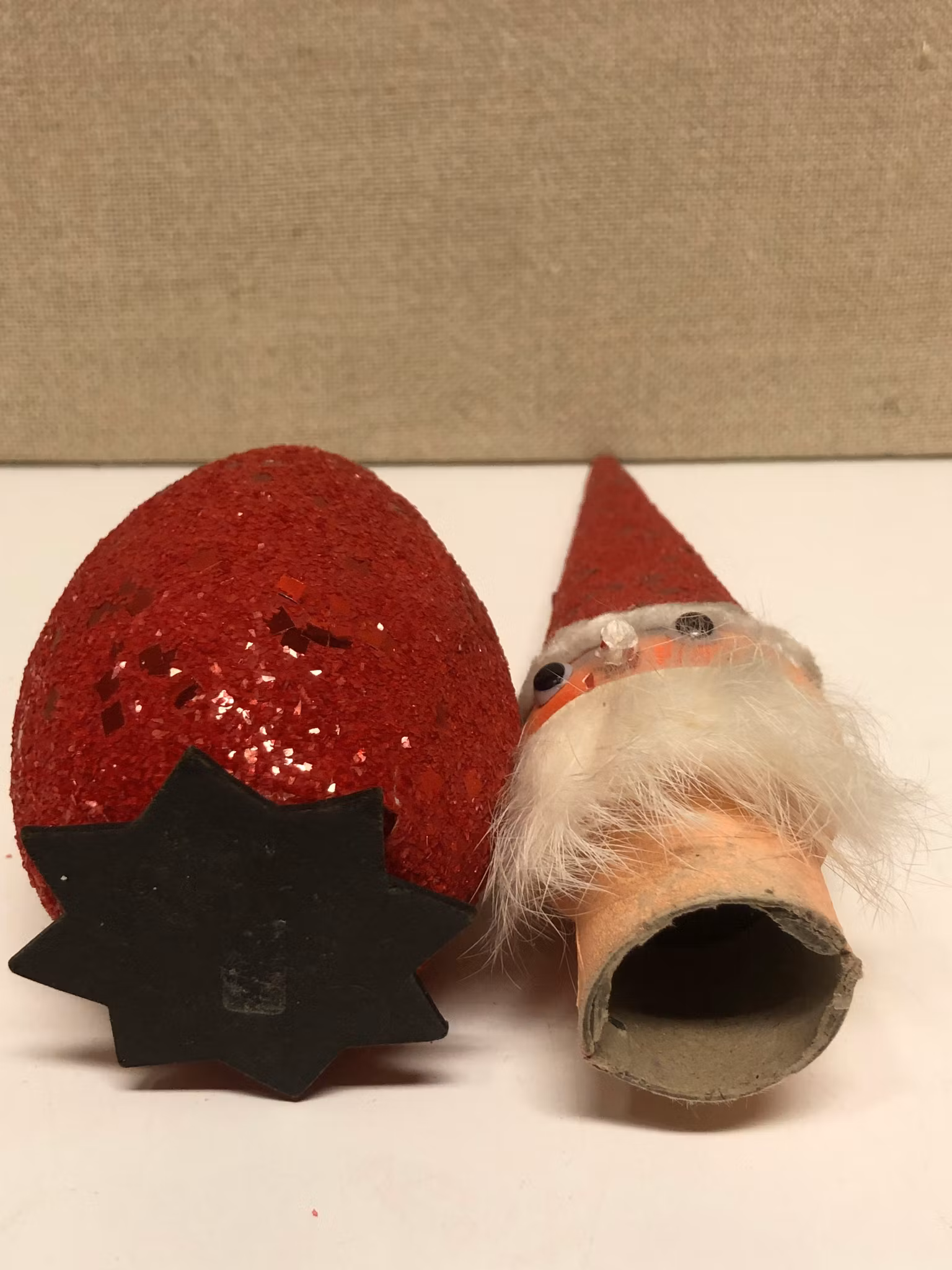 TOMTAR 2 st. papermaché, 1900-tal.