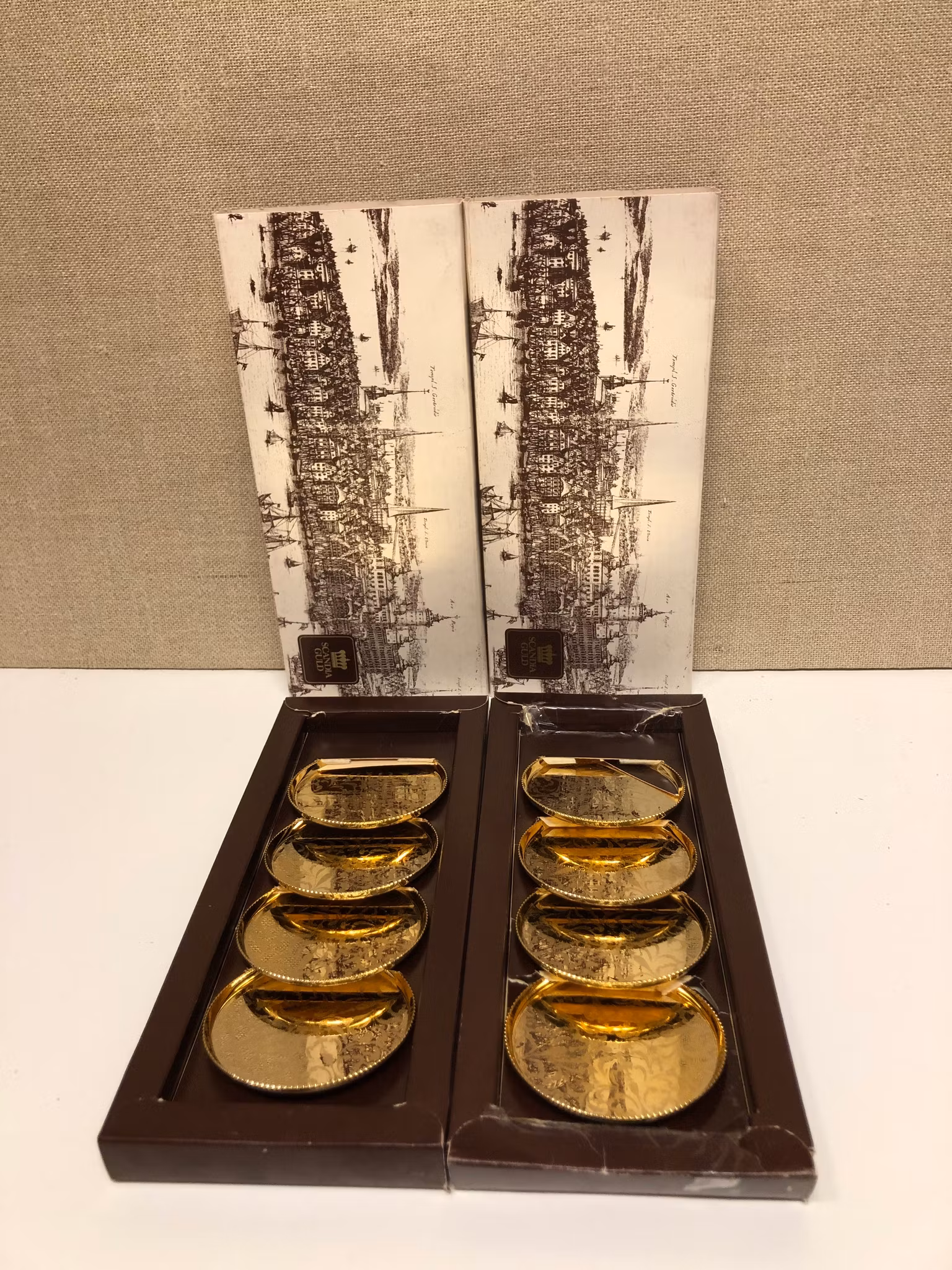 GLASUNDERLÄGG 8 st. metall belagd med 24 K, Scandia Guld