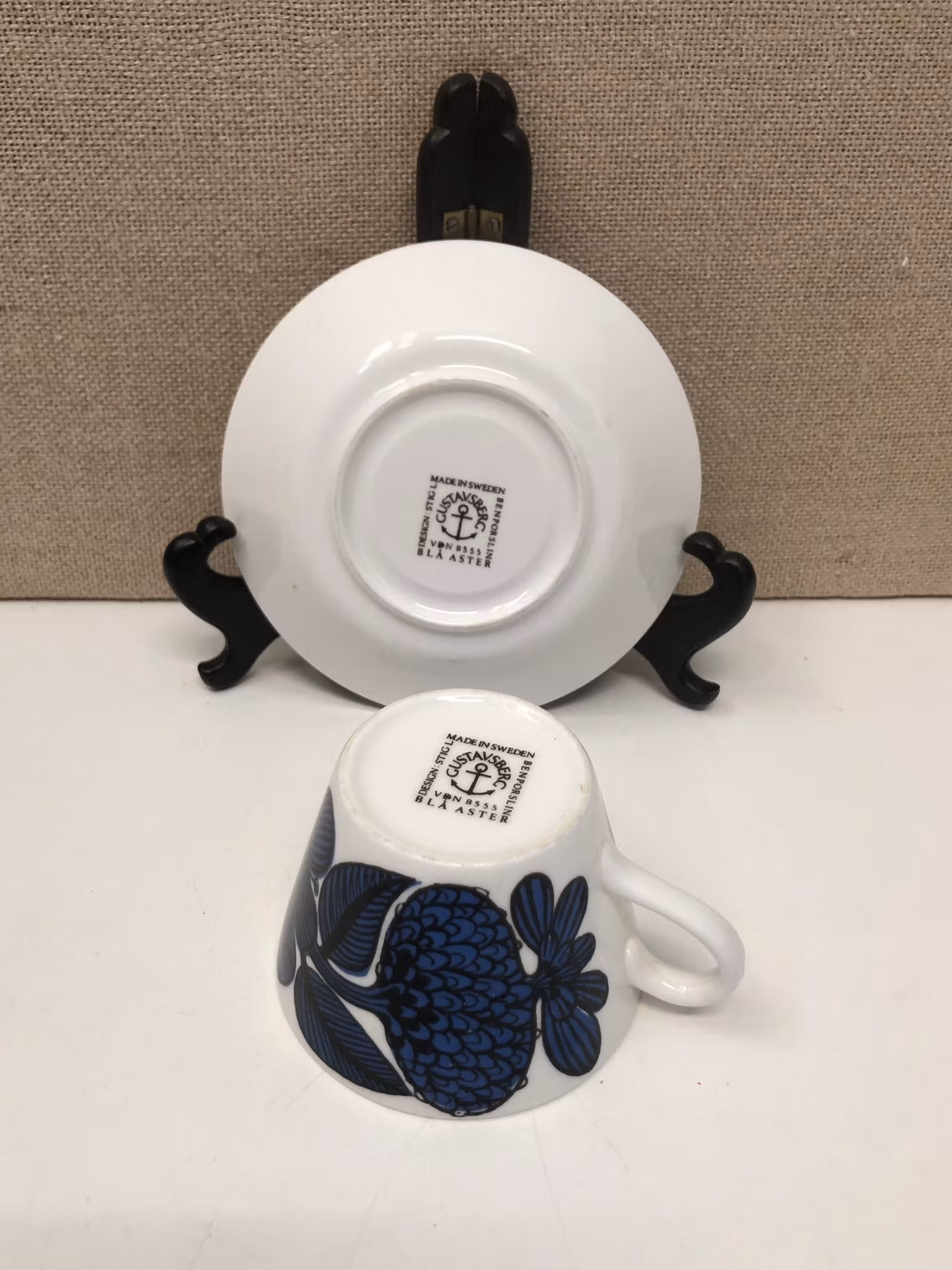 STIG LINDBERG. Kaffekopp med fat, benporslin, "Blå Aster", Gustavsberg.