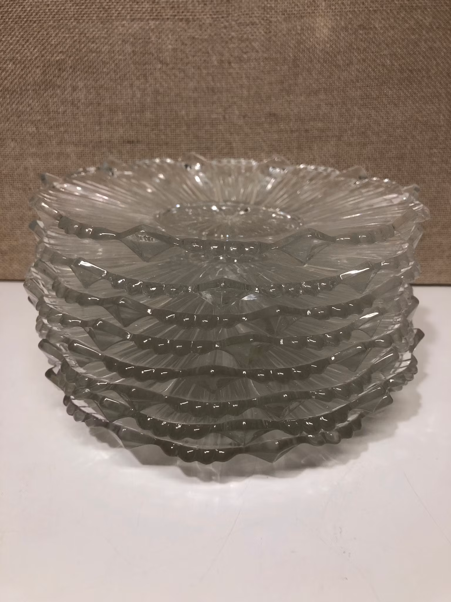 ASSIETTER 8 st. pressglas, 1900-tal.