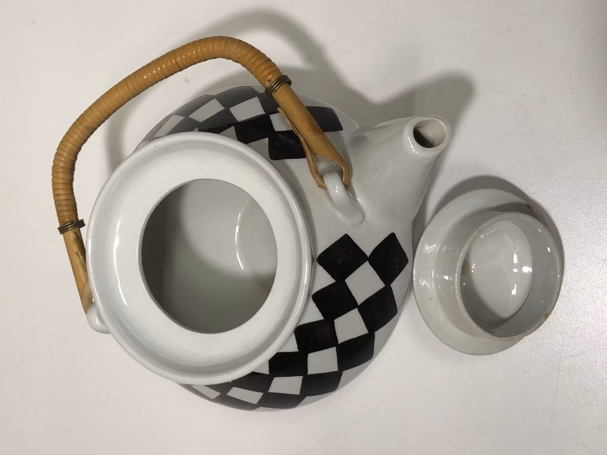 KARIN BJÖRKQUIST. Tekanna, flintporslin, "Svart Ruter", Gustavsberg.