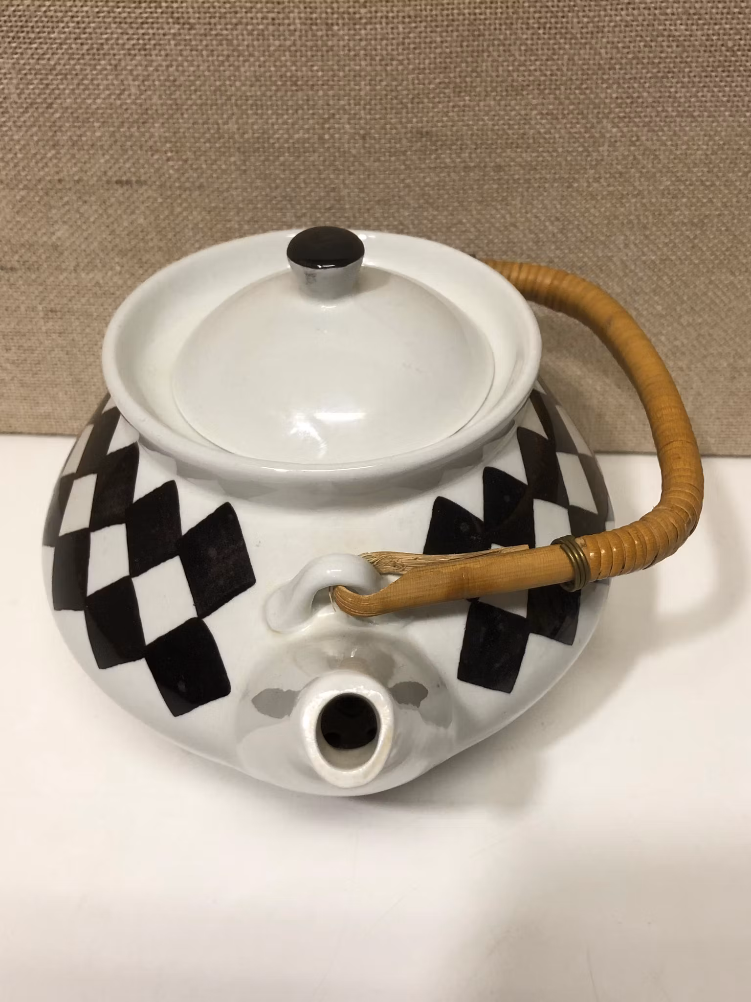 KARIN BJÖRKQUIST. Tekanna, flintporslin, "Svart Ruter", Gustavsberg.