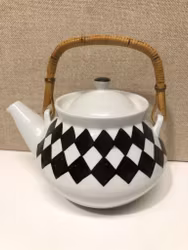 KARIN BJÖRKQUIST. Tekanna, flintporslin, "Svart Ruter", Gustavsberg.