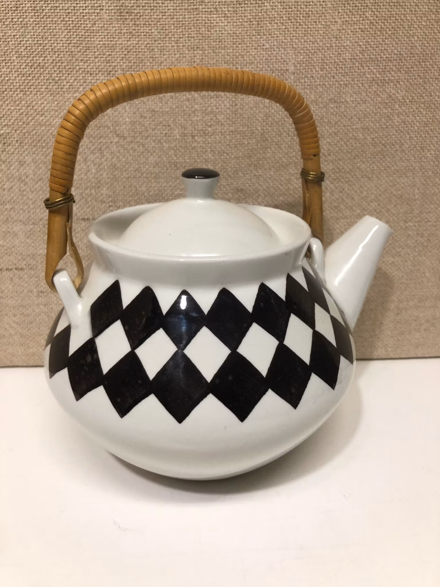 KARIN BJÖRKQUIST. Tekanna, flintporslin, "Svart Ruter", Gustavsberg.