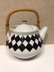 KARIN BJÖRKQUIST. Tekanna, flintporslin, "Svart Ruter", Gustavsberg.