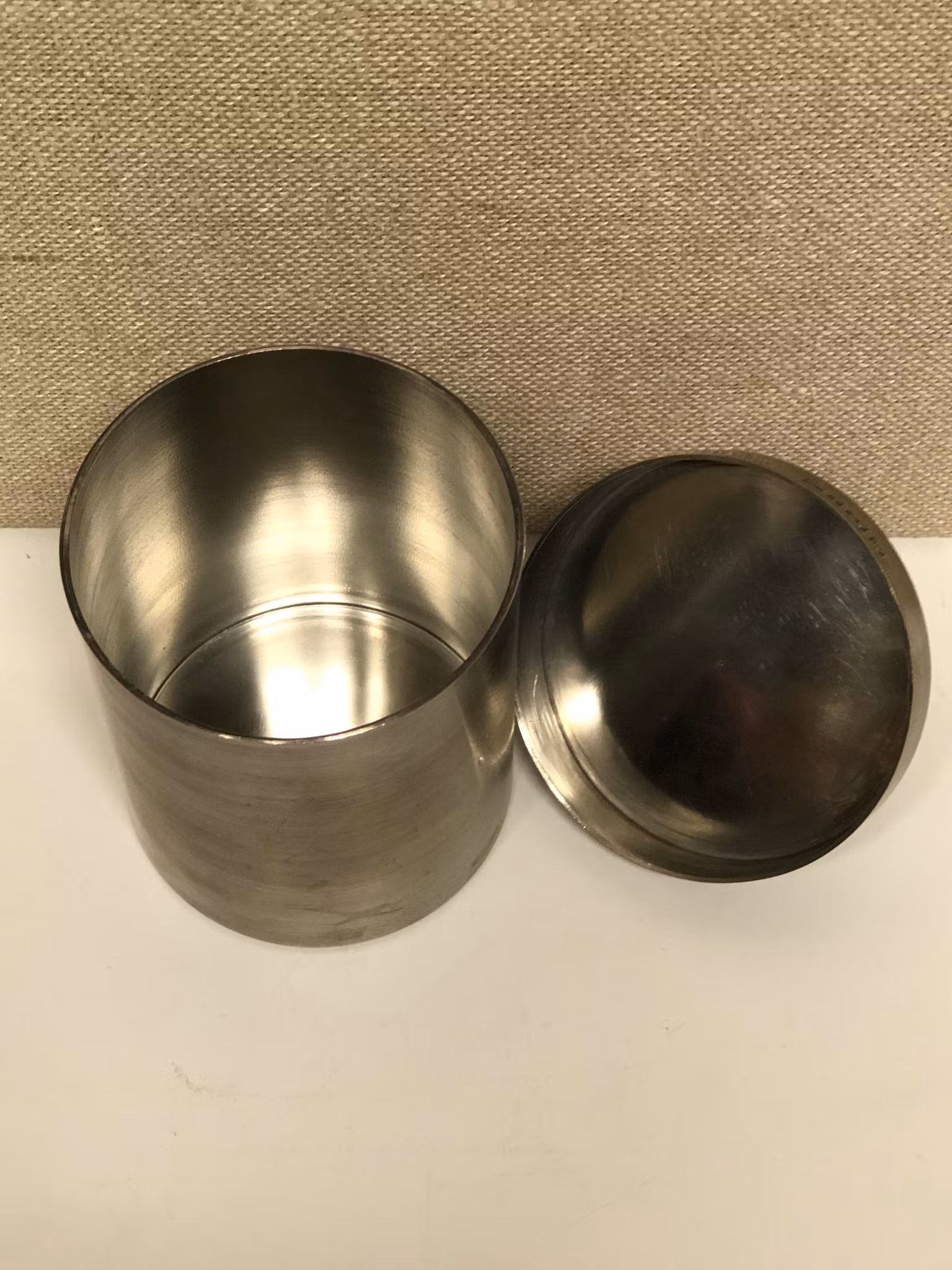 OLLE OLSSON. Burk med lock, tenn, Östersund, 1974.