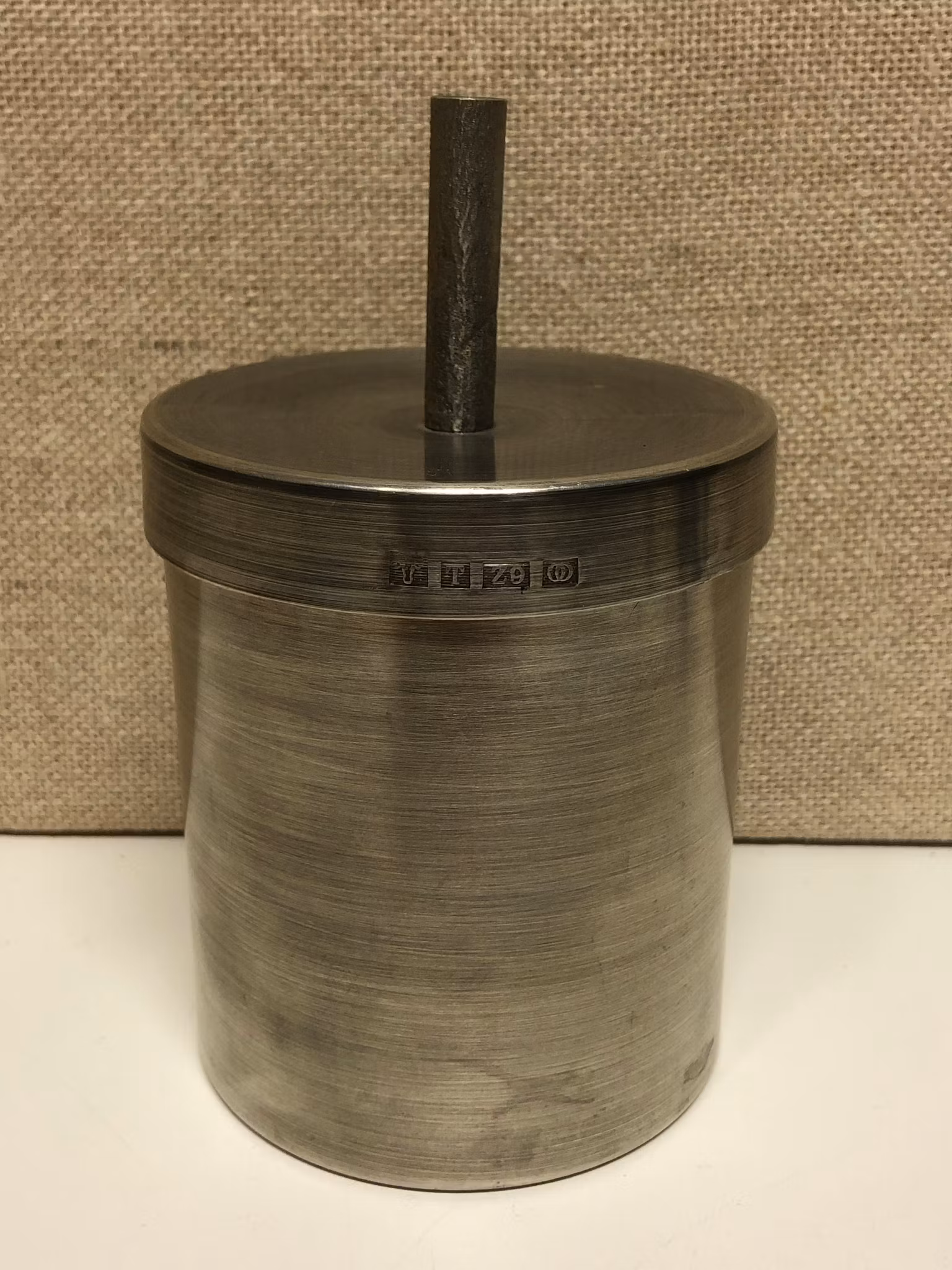 OLLE OLSSON. Burk med lock, tenn, Östersund, 1974.