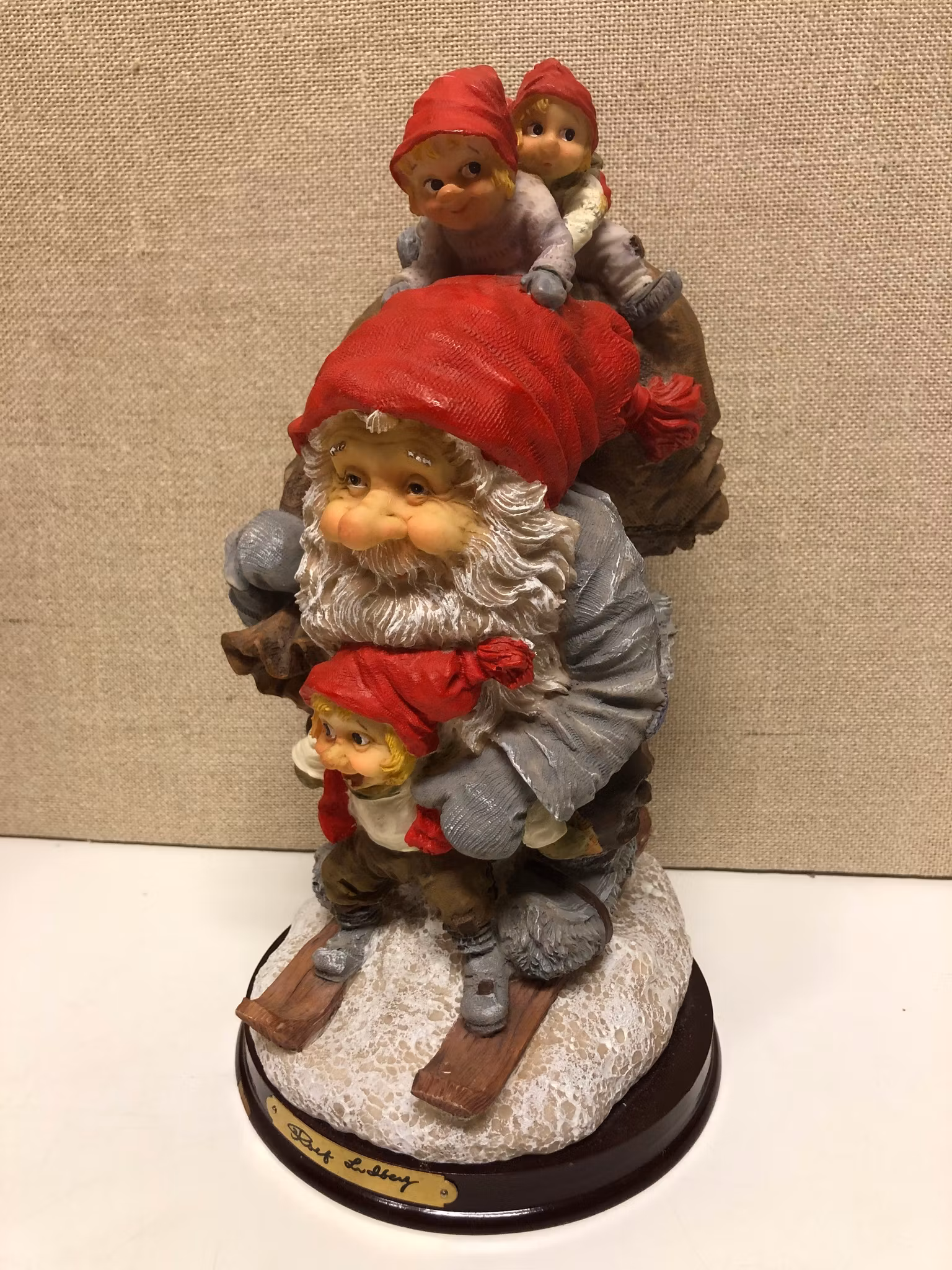 ROLF LIDBERG. Tomte åker skidor med nissarna, konstmassa, RBA 811, Olofström