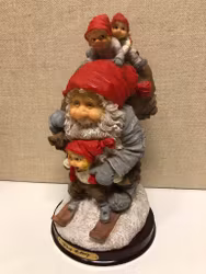 ROLF LIDBERG. Tomte åker skidor med nissarna, konstmassa, RBA 811, Olofström