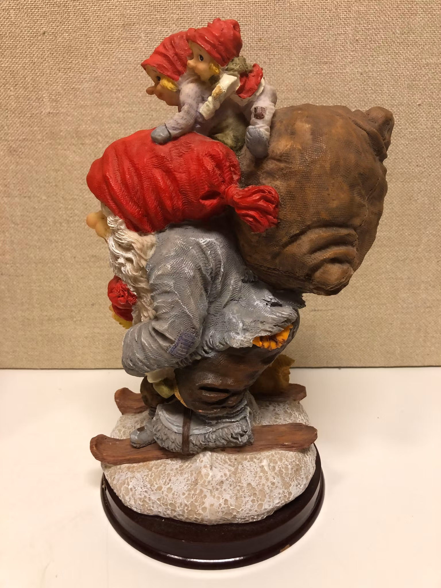 ROLF LIDBERG. Tomte åker skidor med nissarna, konstmassa, RBA 811, Olofström