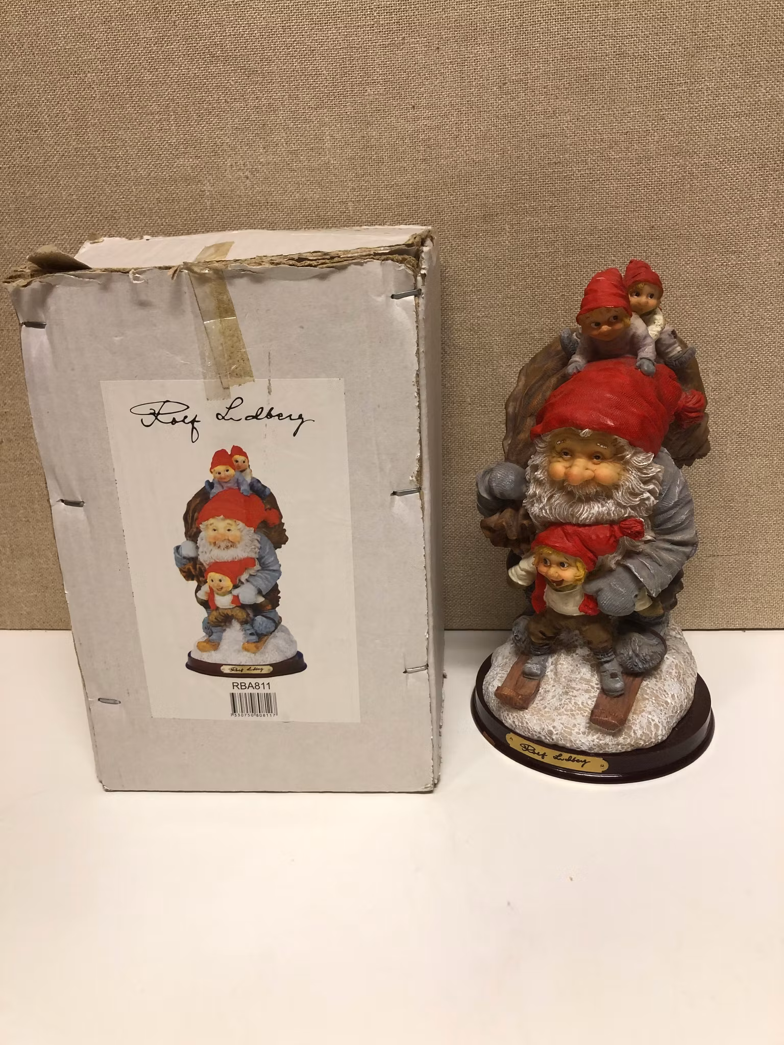 ROLF LIDBERG. Tomte åker skidor med nissarna, konstmassa, RBA 811, Olofström