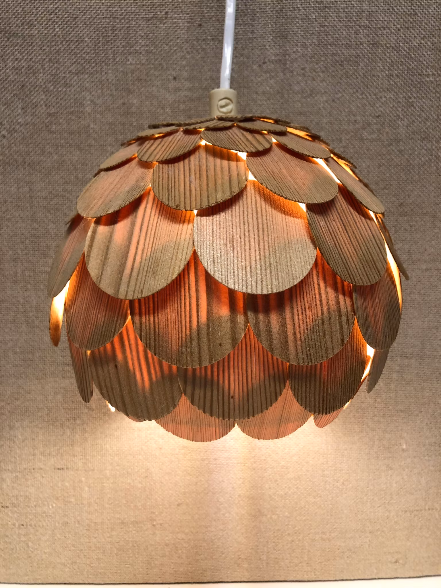 TAK/FÖNSTERLAMPA, trä, 1900-talets andra hälft.