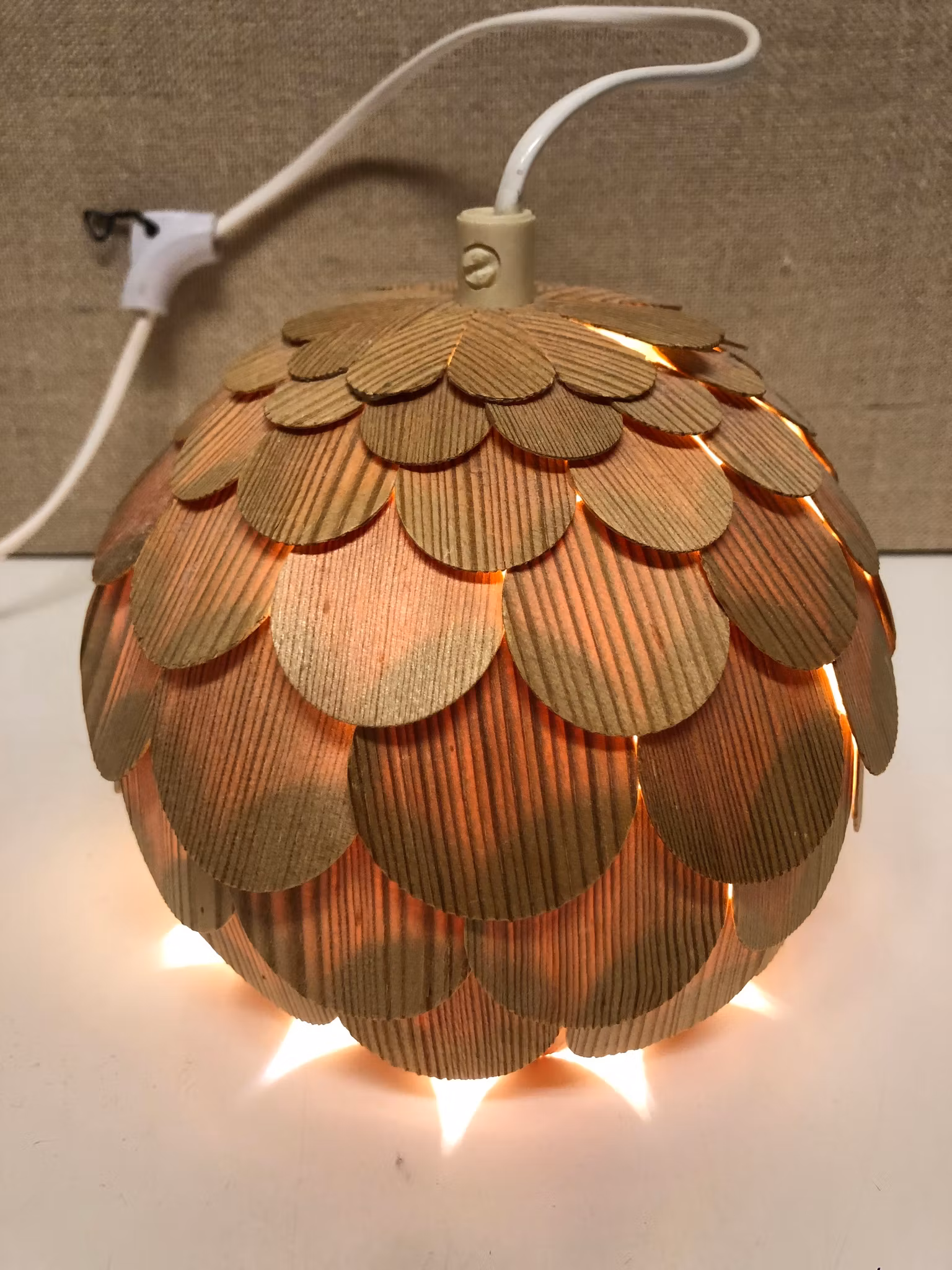 TAK/FÖNSTERLAMPA, trä, 1900-talets andra hälft.