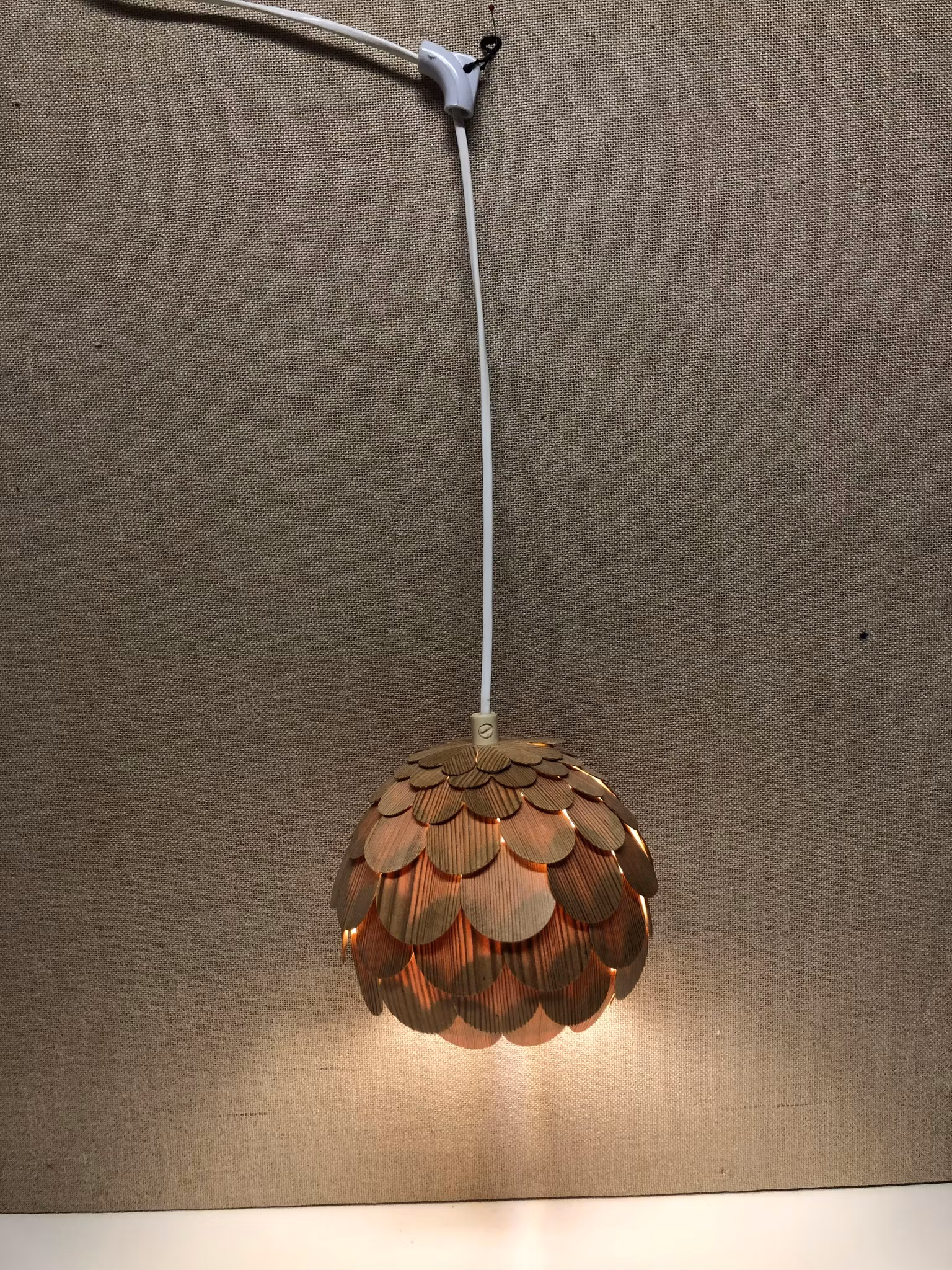 TAK/FÖNSTERLAMPA, trä, 1900-talets andra hälft.