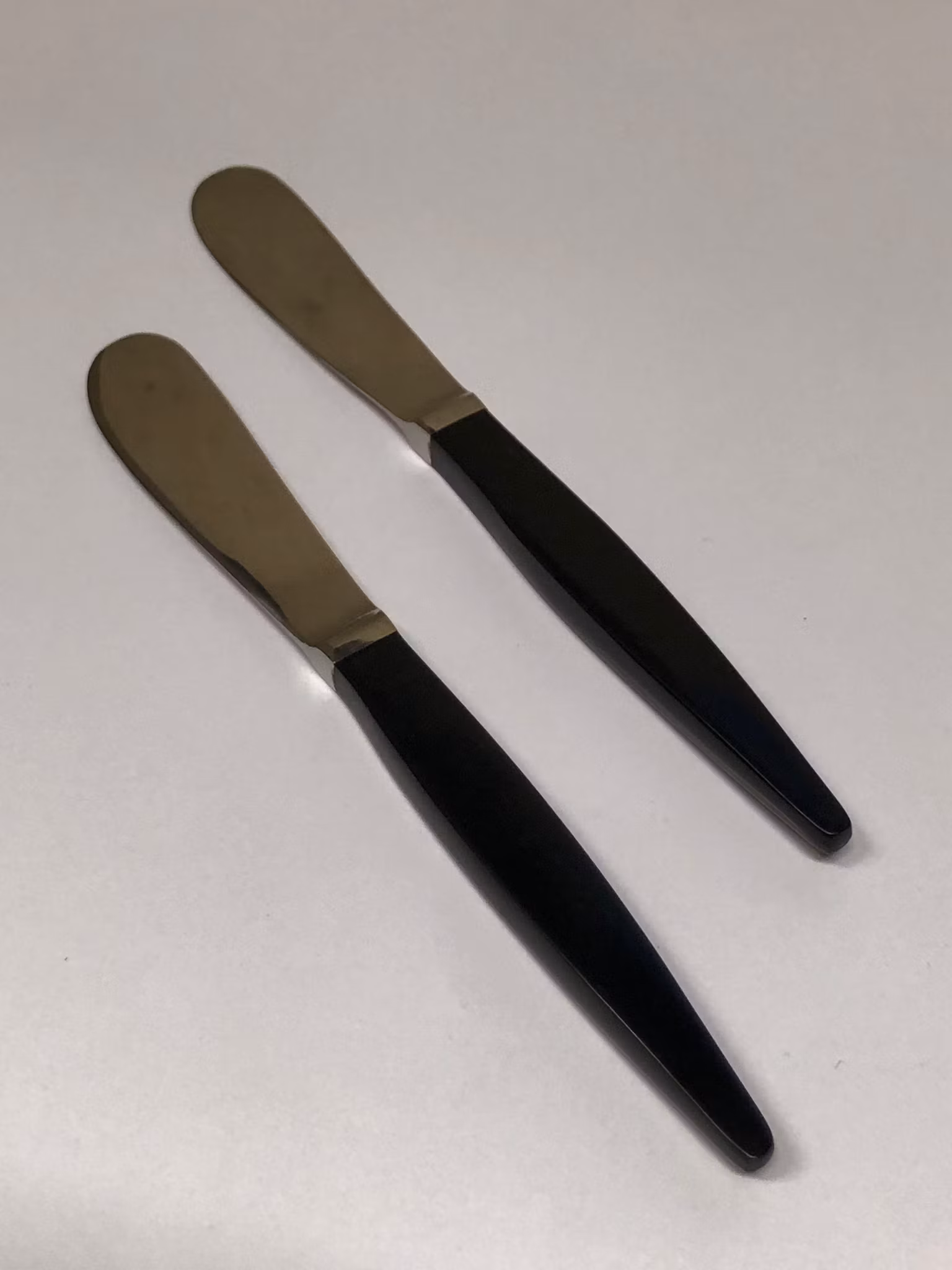 SMÖRKNIVAR 2 st. rostfritt/backlit, 1950/60-tal.