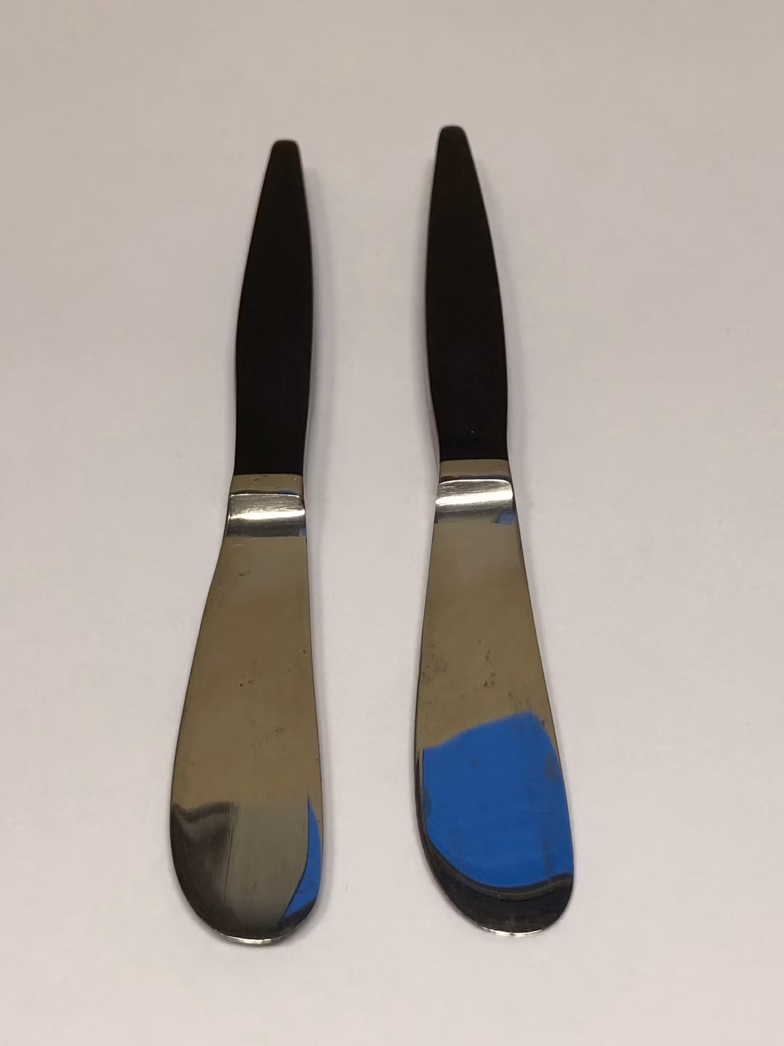 SMÖRKNIVAR 2 st. rostfritt/backlit, 1950/60-tal.